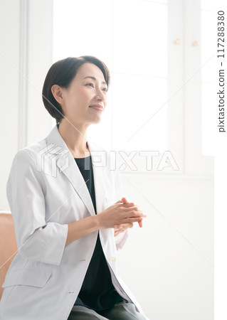 穿著白大褂的女人面對面諮詢 117288380