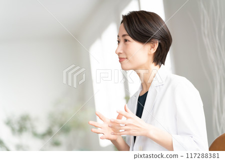穿著白大褂的女人面對面諮詢 117288381