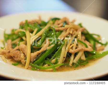 白盤上的 Chinjao 腰肉 白盤上的 Chinjao 腰肉 117288405