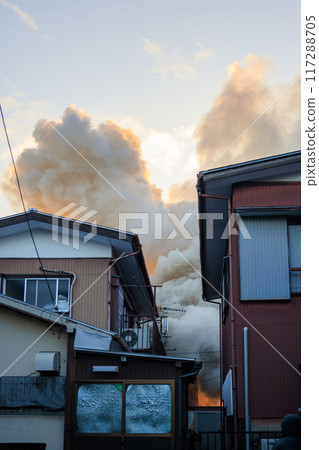 火和煙從房子裡升起 117288705