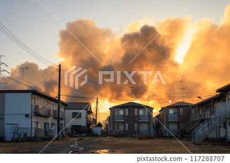 房屋起火產生的煙霧被早晨的陽光染成橘色 117288707