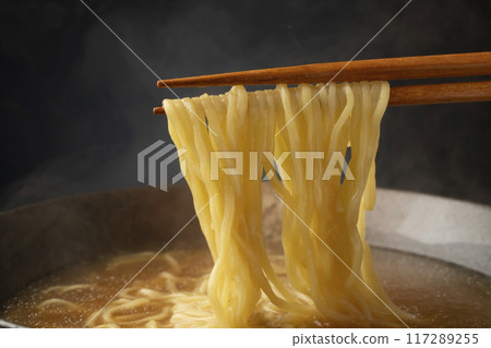 拉麵:用筷子夾起麵條 拉麵:用筷子夾起麵條 117289255