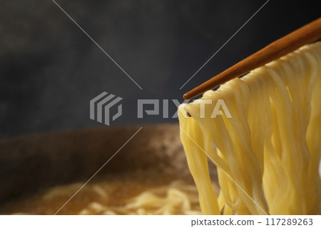 拉麵:用筷子夾起麵條 拉麵:用筷子夾起麵條 117289263