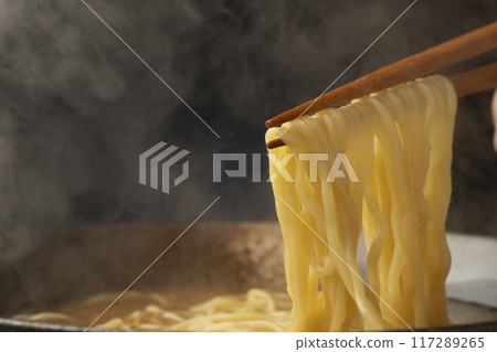 拉麵:用筷子夾起麵條 拉麵:用筷子夾起麵條 117289265