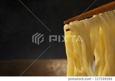拉麵：用筷子夾起麵條 117289268