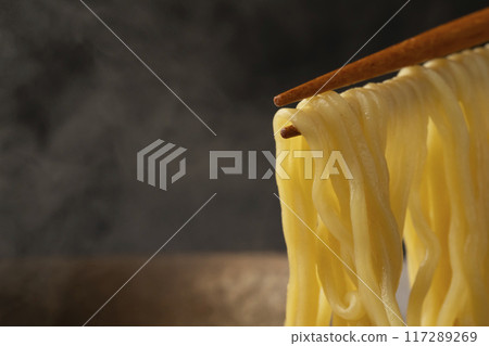 拉麵：用筷子夾起麵條 117289269