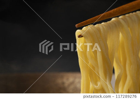 拉麵:用筷子夾起麵條 拉麵:用筷子夾起麵條 117289276