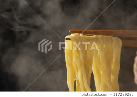 拉麵:用筷子夾起麵條 拉麵:用筷子夾起麵條 117289283