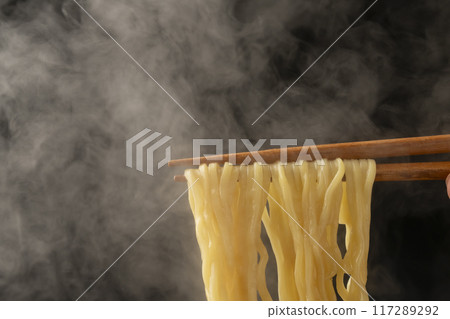 拉麵：用筷子夾起麵條 117289292