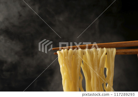拉麵：用筷子夾起麵條 117289293