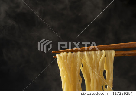 拉麵:用筷子夾起麵條 拉麵:用筷子夾起麵條 117289294