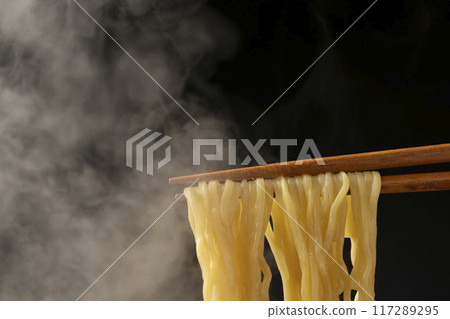 拉麵：用筷子夾起麵條 117289295