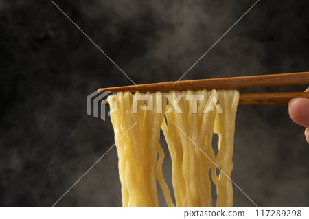 拉麵:用筷子夾起麵條 拉麵:用筷子夾起麵條 117289298