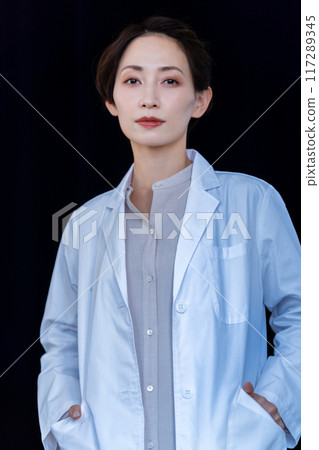 白色外套的中間婦女 117289345