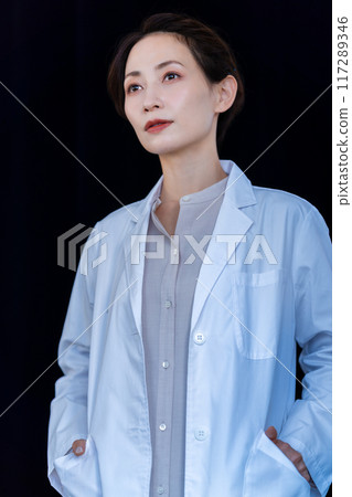 白色外套的中間婦女 117289346