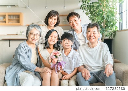 三代家庭在家沙發上聚會 三代家庭在家沙發上聚會 117289580