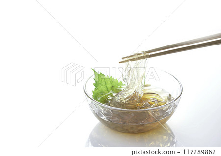 Summer taste: Tokoroten (white background) 117289862