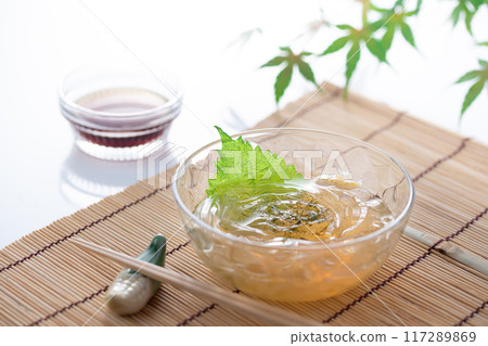 Summer taste: Tokoroten (white background) 117289869