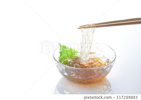 Summer taste: Tokoroten (white background) 117289883