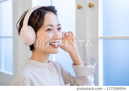 戴著耳機聽音樂的中年婦女 117290004