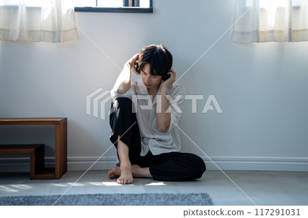 年輕人用耳機聽音樂 117291031