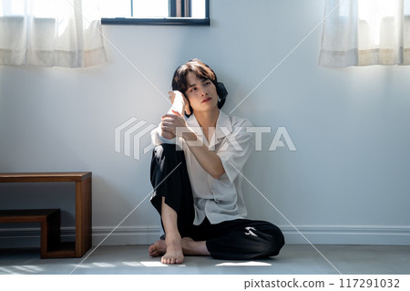 年輕人用耳機聽音樂 117291032