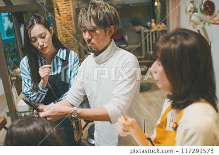 hairdressing salon, practicing, practise 117291573