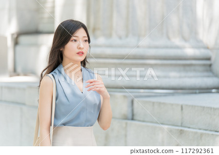 Businesswoman walking in the city Businesswoman walking in the city 117292361