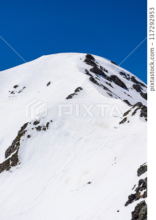 初夏時節，奧見嶽山脊線上還殘留著積雪，攀登北阿爾卑斯山的矢鹿岳 117292953