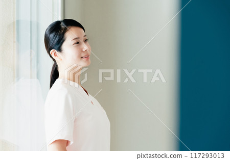 nurse young woman 117293013