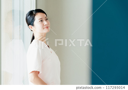 nurse young woman 117293014