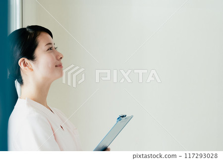 nurse young woman 117293028