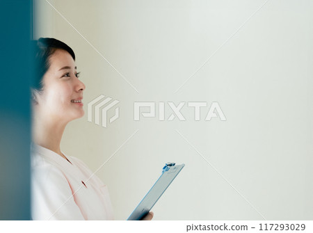 nurse young woman 117293029