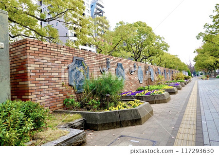 兵庫縣神戶市中央區磚牆和花壇的神戶三宮東遊樂園景觀 117293630