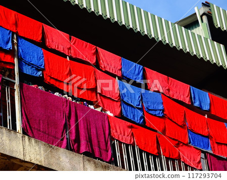 [Cambodia] Red and blue towels hanging out to dry on a balcony (Siem Reap) 117293704