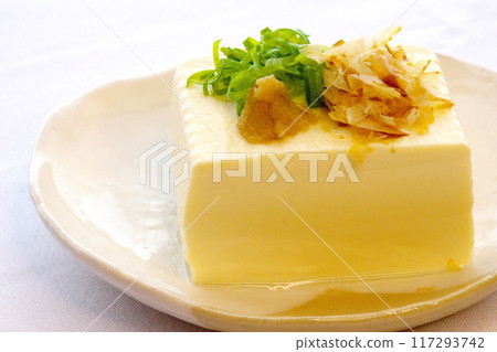 Cold tofu topped with condiments 117293742