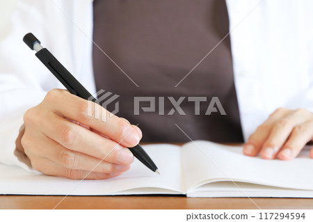 學習:在筆記本上手寫 學習:在筆記本上手寫 117294594