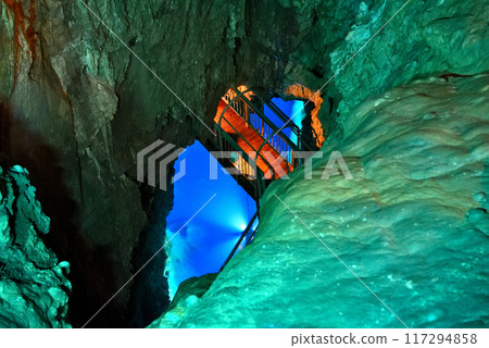 東北龍泉洞 - 從第一地下湖展望台看到的地下湖，洞內高低不同的奇景 - 岩手縣巖泉町 (2) 117294858