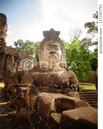 [Cambodia] Statue in front of the South Gate of Angkor Thom (Siem Reap) 117295761