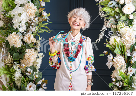 Enjoying fashion and free self-expression Gray hair Senior women in their 60s and 70s 117296167
