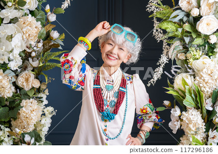 Enjoying fashion and free self-expression Gray hair Senior women in their 60s and 70s 117296186