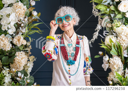 喜歡時尚、自由表達自我的60、70歲白髮老年女性 117296238