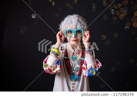 喜歡時尚、自由表達自我的60、70歲白髮老年女性 喜歡時尚、自由表達自我的60、70歲白髮老年女性 117296339