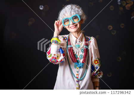 喜歡時尚、自由表達自我的60、70歲白髮老年女性 117296342