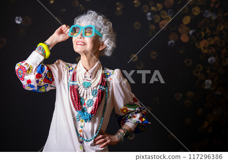 Enjoying fashion and free self-expression Gray hair Senior women in their 60s and 70s 117296386