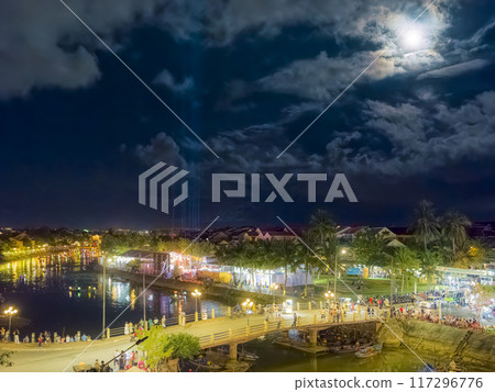 Night view of Hoi An, Vietnam 117296776