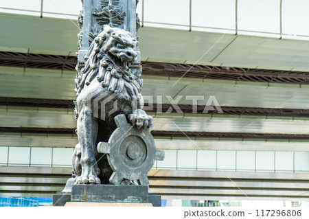 Cityscape of Chuo Ward, Tokyo: Nihonbashi Bridge and lion statue 117296806