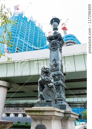 東京中央區的城市景觀:日本橋和獅子雕像 東京中央區的城市景觀:日本橋和獅子雕像 117296809