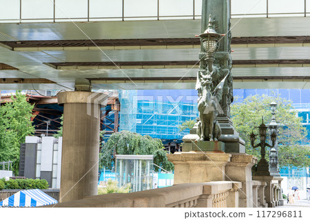 首都高速公路和東京中央區日本橋的麒麟雕像 117296811