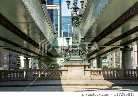 首都高速公路和東京中央區日本橋的麒麟雕像 首都高速公路和東京中央區日本橋的麒麟雕像 117296815